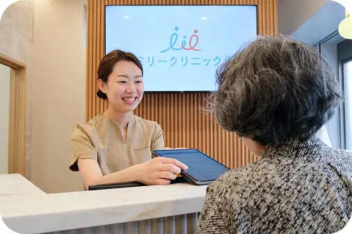 世田谷深沢ファミリークリニックでの診察風景 - 患者との丁寧な相談
